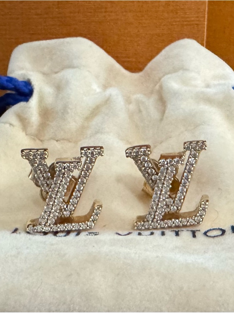 ❌SOLD❌NEW LOUIS VUITTON LV Iconic Gold Finish Crystal Embellished Earrings - Picture 2 of 6